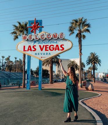7 Tips for Pictures at the Las Vegas Sign