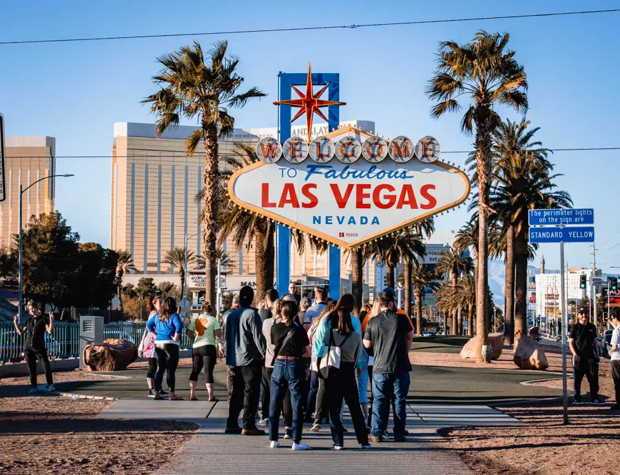 Crowds In Front Of The Iconic Welcome To Fabulous Las Vegas Sign