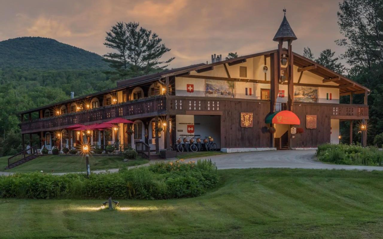 Discover the top hotels near Smugglers Notch in Vermont. Book your stay today and experience the beauty of this scenic destination.